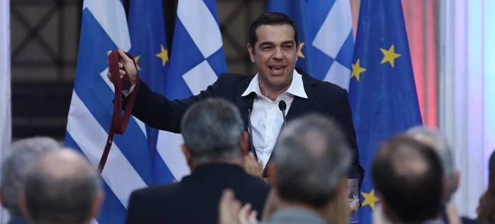 Ειρωνεία και καυστικά σχόλια για τον πρωθυπουργό  – Χαμός στο twitter για την «πρώτη φορά γραβάτα» του Τσίπρα